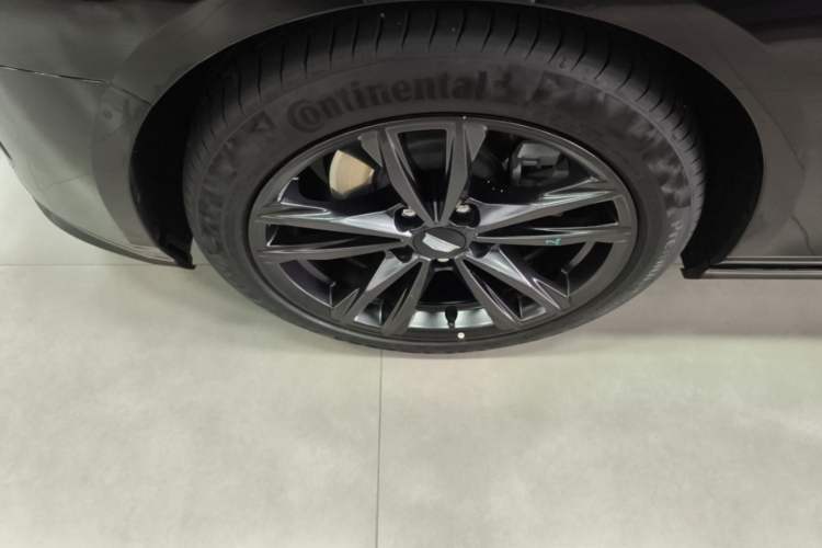 Used Cadillac CT4 2022 28T Luxury Edition Left Front Wheel Hub