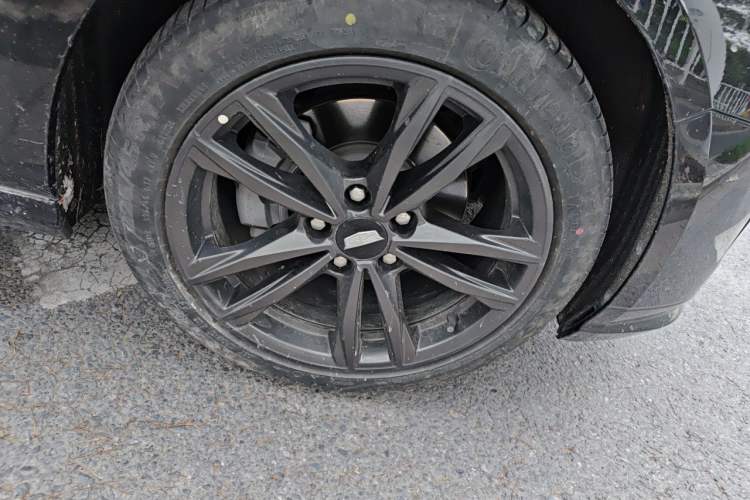 Used Cadillac CT4 2022 28T Luxury Edition Right Front Wheel Hub