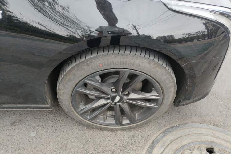 Used Cadillac CT4 2022 28T Luxury Edition Right Front Wheel Hub