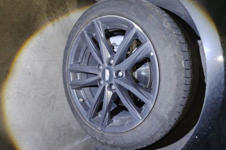 Used Cadillac CT4 2022 28T Luxury Edition Right Front Wheel Hub
