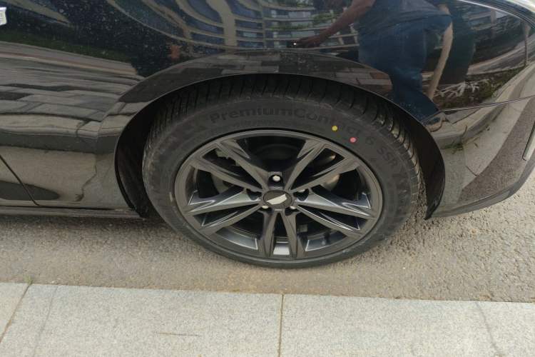 Used Cadillac CT4 2022 28T Luxury Edition Right Front Wheel Hub