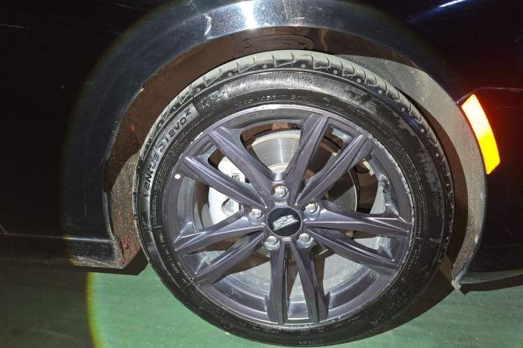 Used Cadillac CT4 2022 28T Luxury Edition Right Front Wheel Hub