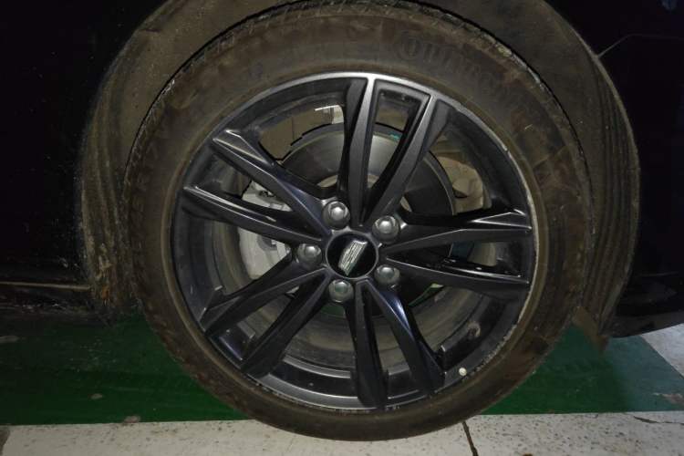 Used Cadillac CT4 2022 28T Luxury Edition Right Front Wheel Hub