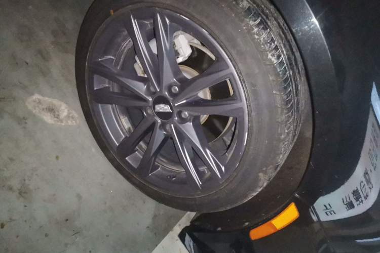 Used Cadillac CT4 2022 28T Luxury Edition Right Front Wheel Hub