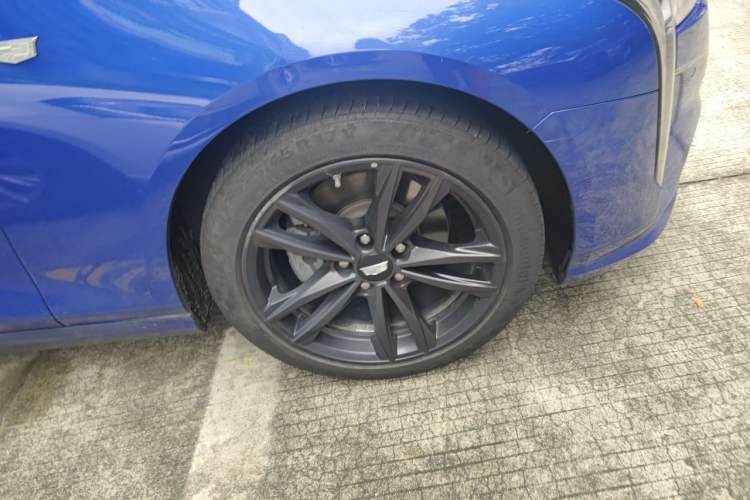 Used Cadillac CT4 2022 28T Luxury Edition Right Front Wheel Hub