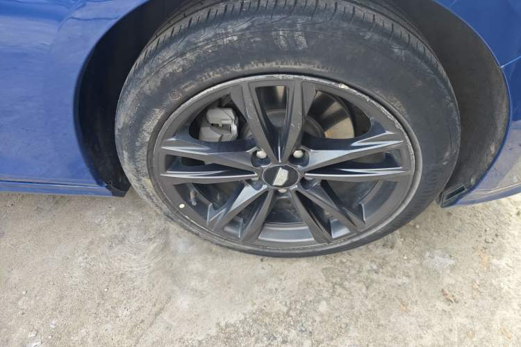 Used Cadillac CT4 2022 28T Luxury Edition Right Front Wheel Hub