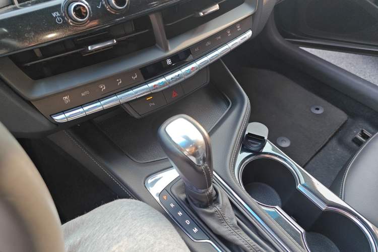Used Cadillac CT4 2022 28T Fashion Edition Gear Lever