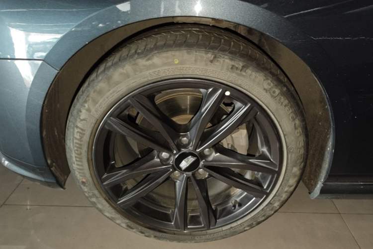 Used Cadillac CT4 2022 28T Luxury Edition Left Front Wheel Hub