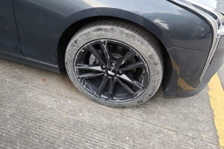Used Cadillac CT4 2022 28T Luxury Edition Right Front Wheel Hub