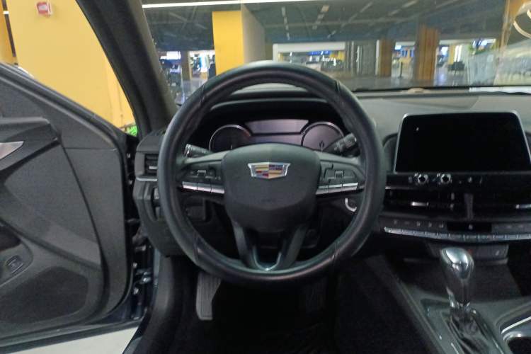 Used Cadillac CT4 2022 28T Luxury Edition Steering Wheel