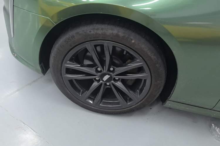 Used Cadillac CT4 2022 28T Luxury Edition Left Front Wheel Hub