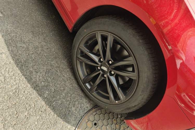 Used Cadillac CT4 2022 28T Luxury Edition Right Front Wheel Hub