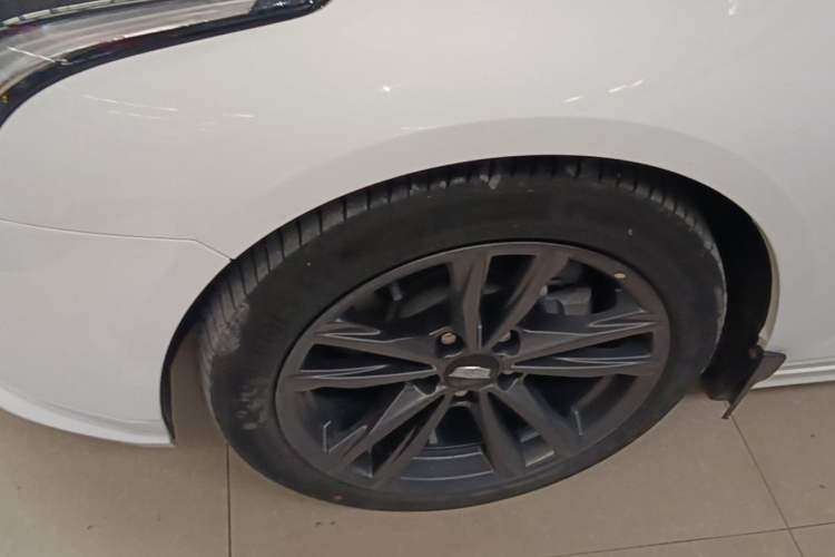 Used Cadillac CT4 2022 28T Luxury Edition Left Front Wheel Hub