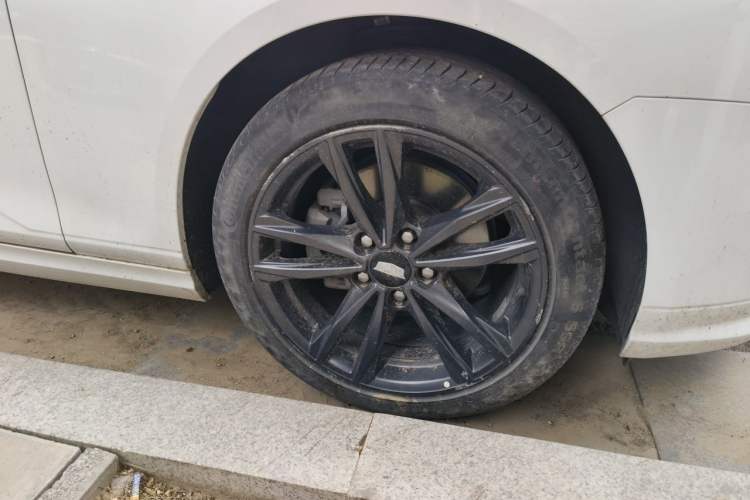 Used Cadillac CT4 2022 28T Luxury Edition Right Front Wheel Hub