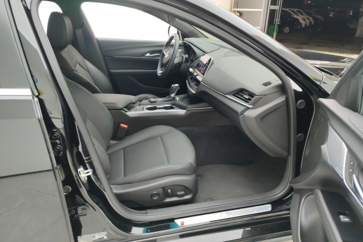 Used Cadillac CT4 2023 28T Luxury Version Right Front Seat