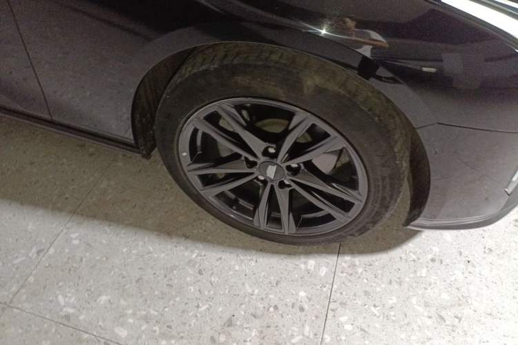 Used Cadillac CT4 2023 28T Luxury Version Right Front Wheel Hub