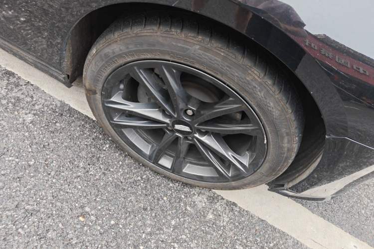 Used Cadillac CT4 2023 28T Luxury Version Right Front Wheel Hub