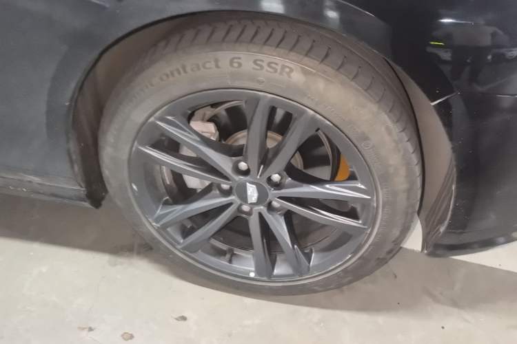 Used Cadillac CT4 2023 28T Luxury Version Right Front Wheel Hub