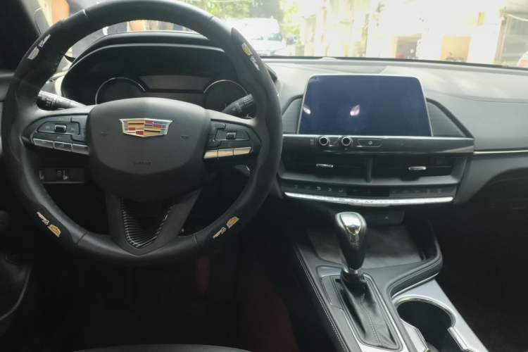Used Cadillac CT4 2023 25T Luxury Model Center Console