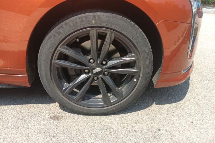 Used Cadillac CT4 2023 25T Luxury Model Right Front Wheel Hub