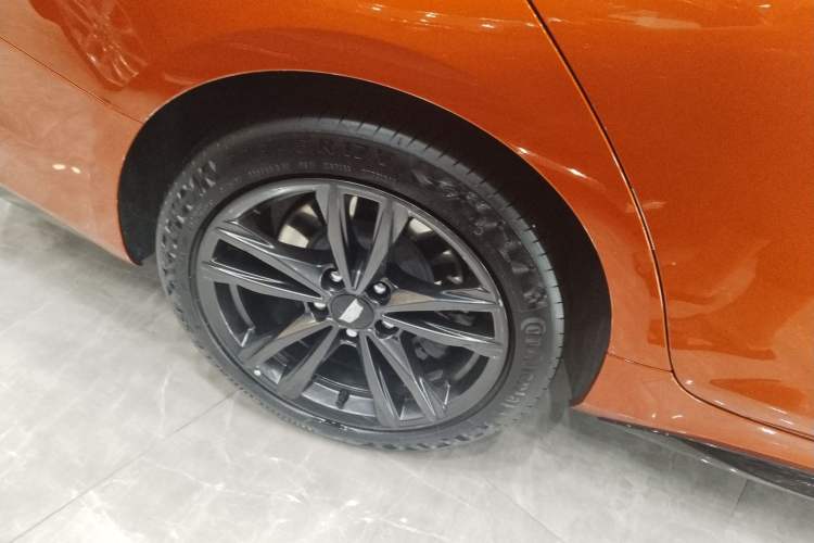 Used Cadillac CT4 2023 25T Luxury Model Right Rear Wheel Hub