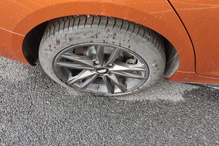 Used Cadillac CT4 2023 25T Luxury Model Right Rear Wheel Hub