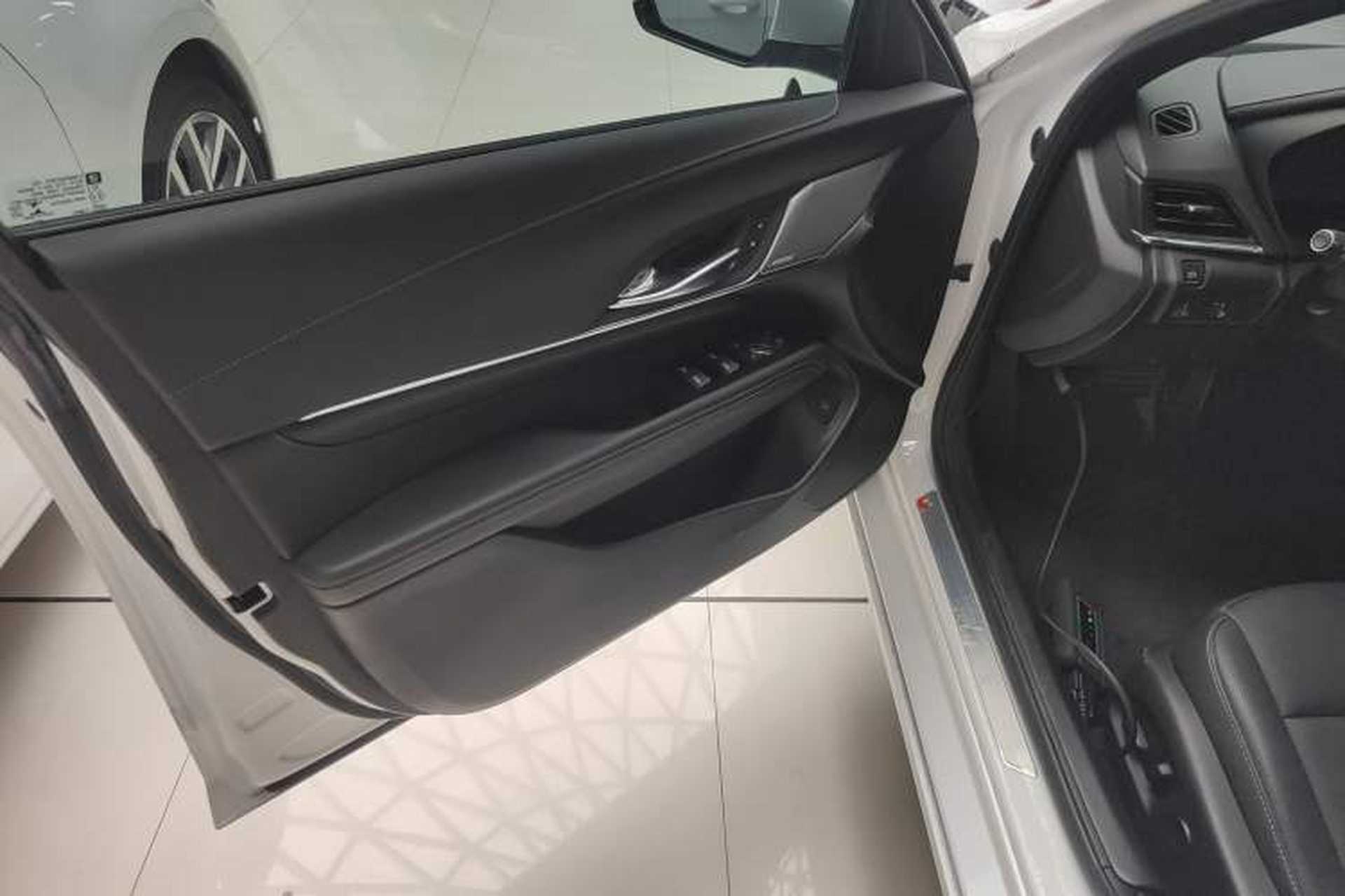 Used Cadillac CT4 2023 28T Luxury Version Interior 7