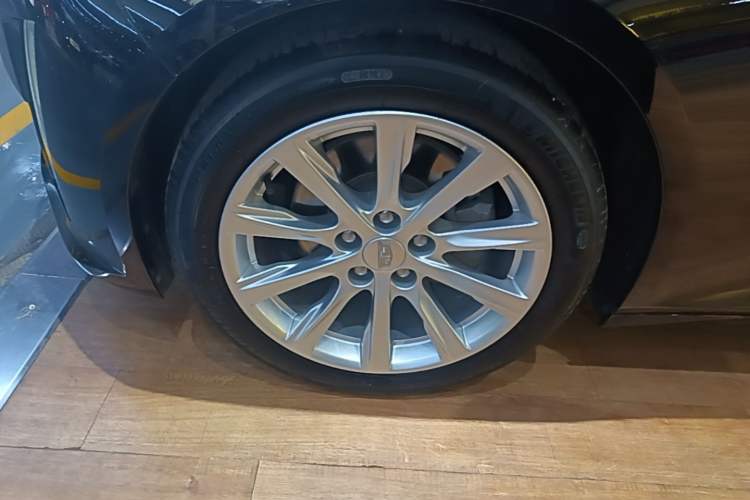 Used Cadillac CT5 2020 28T Tech Edition Left Front Wheel Hub