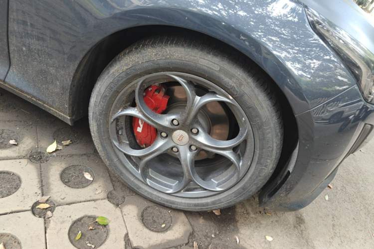 Used Cadillac CT5 2020 28T Tech Edition Right Front Wheel Hub