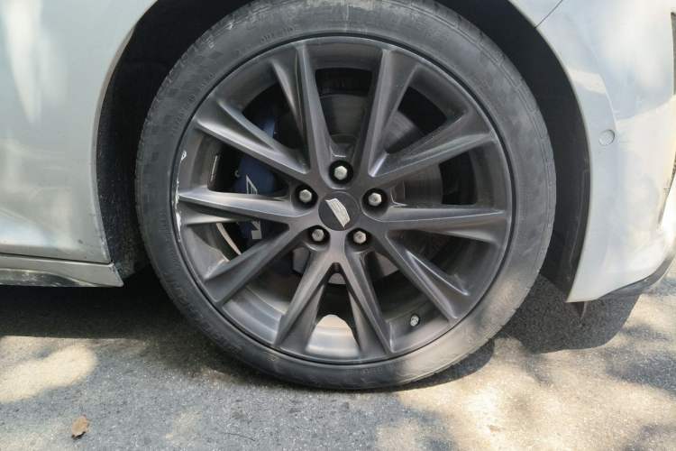 Used Cadillac CT5 2020 28T Platinum Sport Edition Right Front Wheel Hub