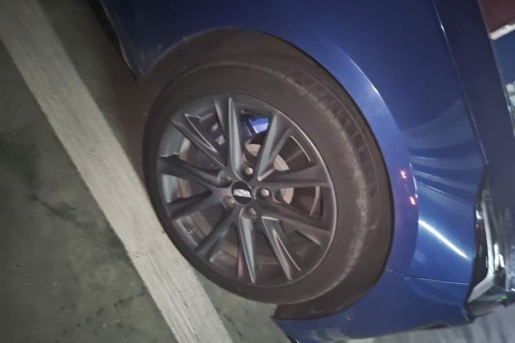 Used Cadillac CT5 2020 Revised 28T Platinum Sport Edition Right Front Wheel Hub