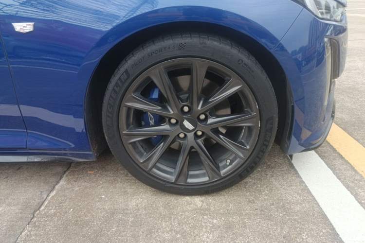 Used Cadillac CT5 2020 Revised 28T Platinum Sport Edition Right Front Wheel Hub