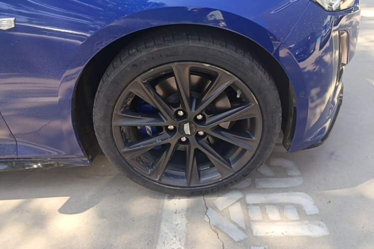 Used Cadillac CT5 2020 Revised 28T Platinum Sport Edition Right Front Wheel Hub