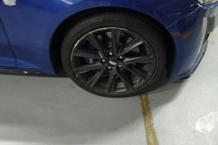 Used Cadillac CT5 2020 Revised 28T Platinum Sport Edition Right Front Wheel Hub