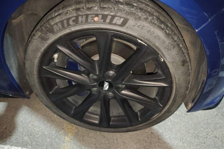 Used Cadillac CT5 2020 Revised 28T Platinum Sport Edition Right Front Wheel Hub