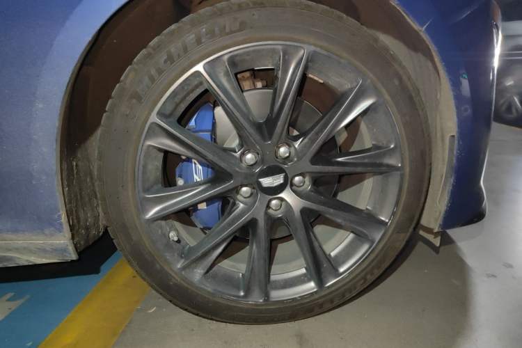 Used Cadillac CT5 2020 Revised 28T Platinum Sport Edition Right Front Wheel Hub