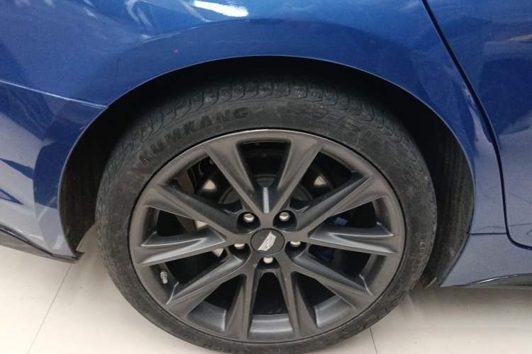 Used Cadillac CT5 2020 Revised 28T Platinum Sport Edition Right Rear Wheel Hub