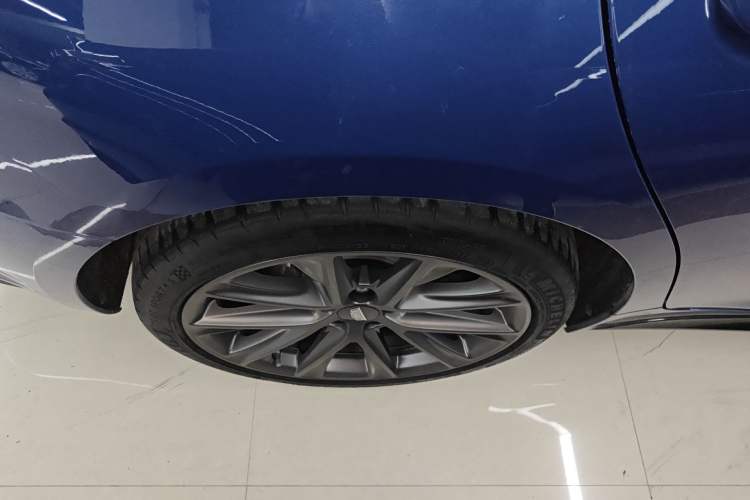 Used Cadillac CT5 2020 Revised 28T Platinum Sport Edition Right Rear Wheel Hub
