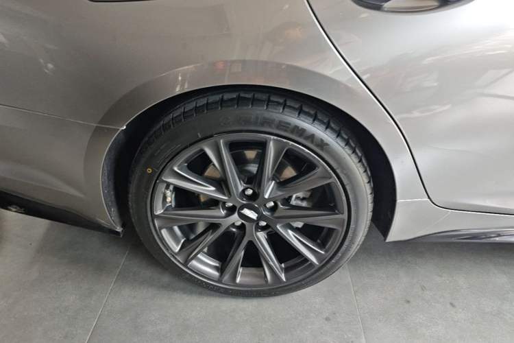 Used Cadillac CT5 2020 Revised 28T Platinum Sport Edition Right Rear Wheel Hub