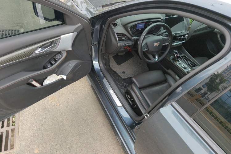 Used Cadillac CT5 2020 Revised 28T Platinum Sport Edition Driver Seat