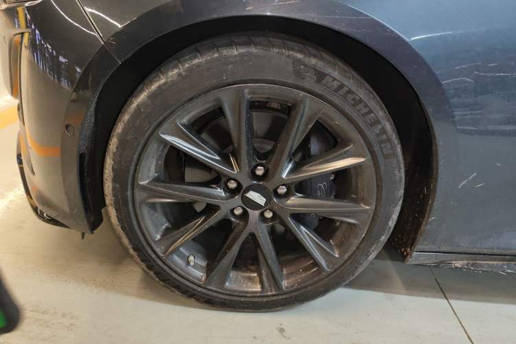 Used Cadillac CT5 2020 Revised 28T Platinum Sport Edition Left Front Wheel Hub