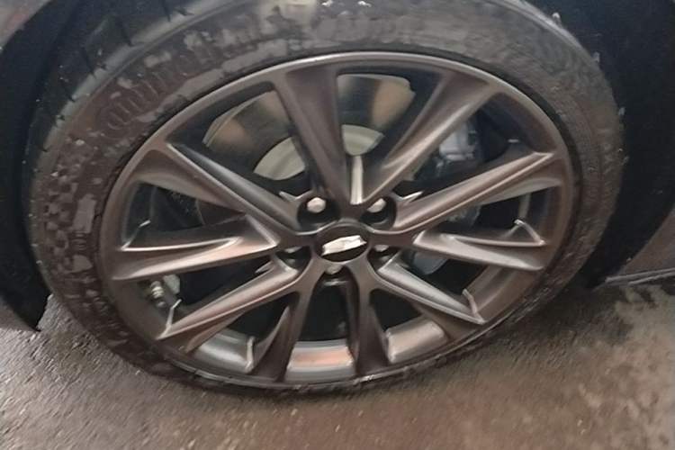 Used Cadillac CT5 2020 Revised 28T Platinum Sport Edition Left Front Wheel Hub