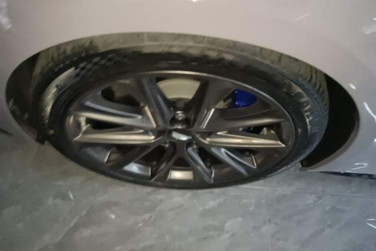 Used Cadillac CT5 2020 Revised 28T Platinum Sport Edition Left Front Wheel Hub