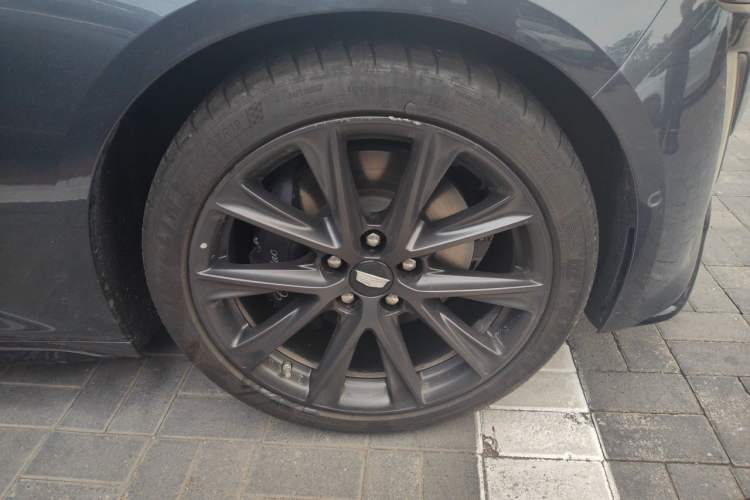 Used Cadillac CT5 2020 Revised 28T Platinum Sport Edition Right Front Wheel Hub