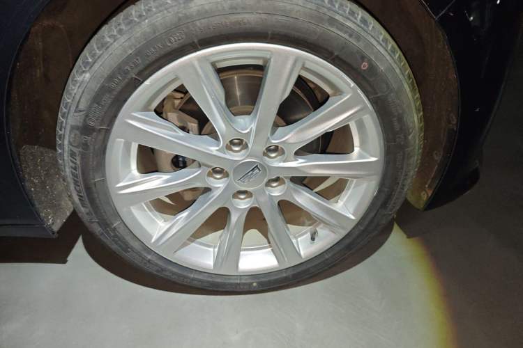 Used Cadillac CT5 2020 28T Tech Edition Right Front Wheel Hub