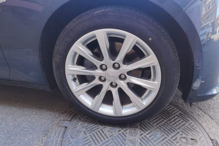 Used Cadillac CT5 2020 28T Tech Edition Right Front Wheel Hub