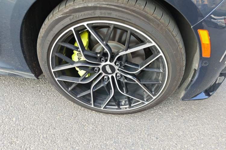 Used Cadillac CT5 2020 Revised 28T Platinum Sport Edition Right Front Wheel Hub