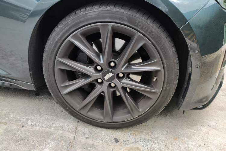 Used Cadillac CT5 2020 28T Platinum Sport Edition Right Front Wheel Hub