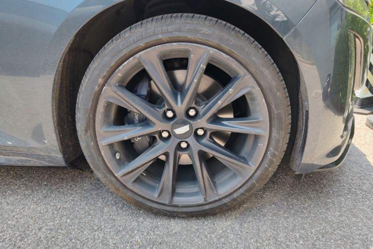 Used Cadillac CT5 2020 Revised 28T Platinum Sport Edition Right Front Wheel Hub