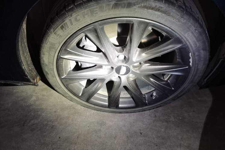 Used Cadillac CT5 2020 Revised 28T Platinum Sport Edition Right Front Wheel Hub